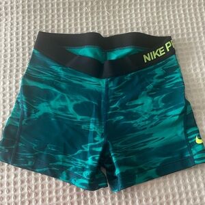 Nike pro women’s short